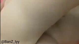 متناكة بتصور نفسها لعشيقها وتقوله انا مشتاقة عايزه اتناك