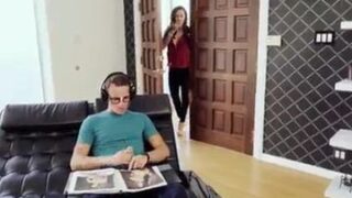 صديق يابناني يطلب من صديقته تمصله