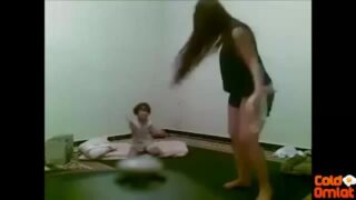 الام وابنها فى المنزل وفى غياب الاب تستمتع بزب ابنها